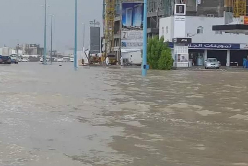 Banjir yang melanda kota Jeddah, Arab Saudi, Selasa (17/11).