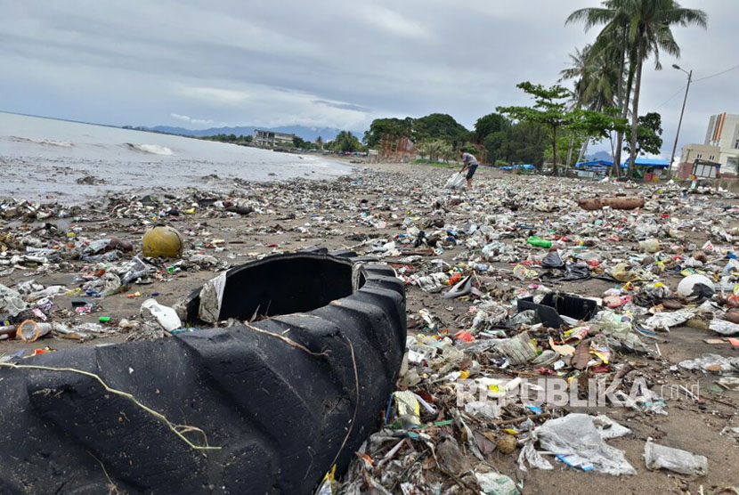 Banjir yang melanda Kota Padang pada Sabtu (9/9) kemarin menyisakan tumpukan sampah di sepanjang pantai.