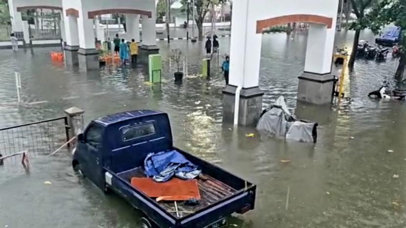 Banjir yang menggenang area parkir Stasiun Semarang Tawang, Kota Semarang, Jawa Tengah, Sabtu (31/12). Pelayanan di Stasiun Semarang Tawang mulai normal setelah dua hari terendam banjir.