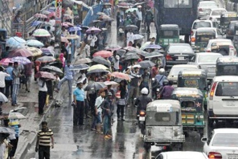 Banjir yang mengguyur Bangladesh akibatkan banjir bandang.