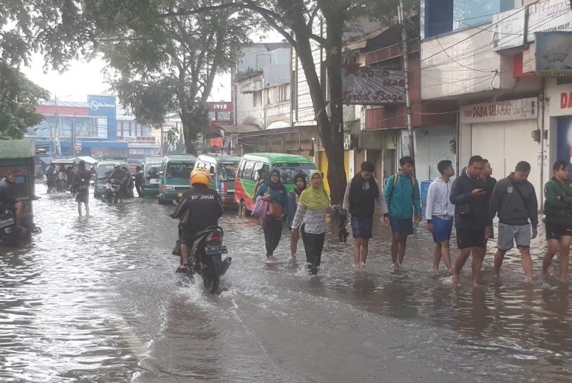 Banjir yang merendam akses jalan di Dayeuhkolot-Banjaran mulai menurun dari hari sebelumnya. Meski begitu air masih tinggi dan brlum bisa dilintasi kendaraan roda dua dan empat, Rabu (10/4).