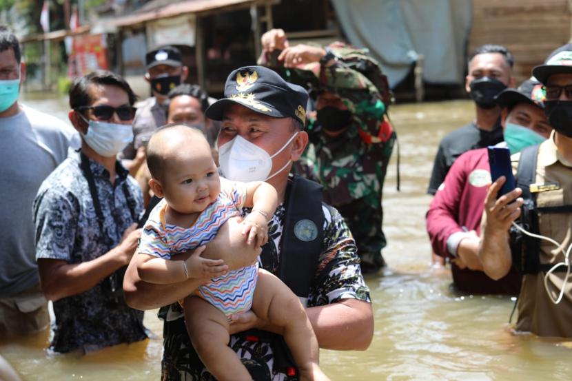 Gubernur Kalteng H. Sugianto Sabran meninjau dan mendistribusikan langsung bantuan untuk masyarakat terdampak banjir di Desa Kuala Kuayan, Kecamatan Mentaya Hulu, Kabupaten Kotawaringin Timur.