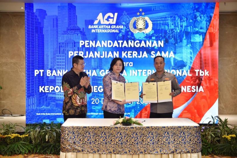 Bank Artha Graha Internasional (BAGI) dan Kepolisian Negara Republik Indonesia (Polri) melakukan penandatanganan Perjanjian Kerja Sama pada di Hotel Borobudur Jakarta.