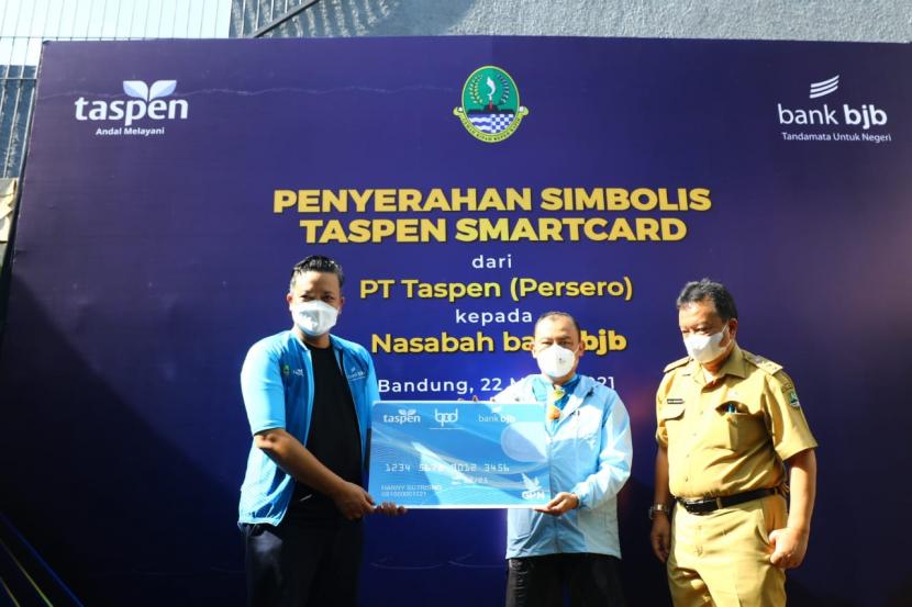 Taspen Serahkan Taspen Smartcard Kepada Nasabah Bjb Republika Online