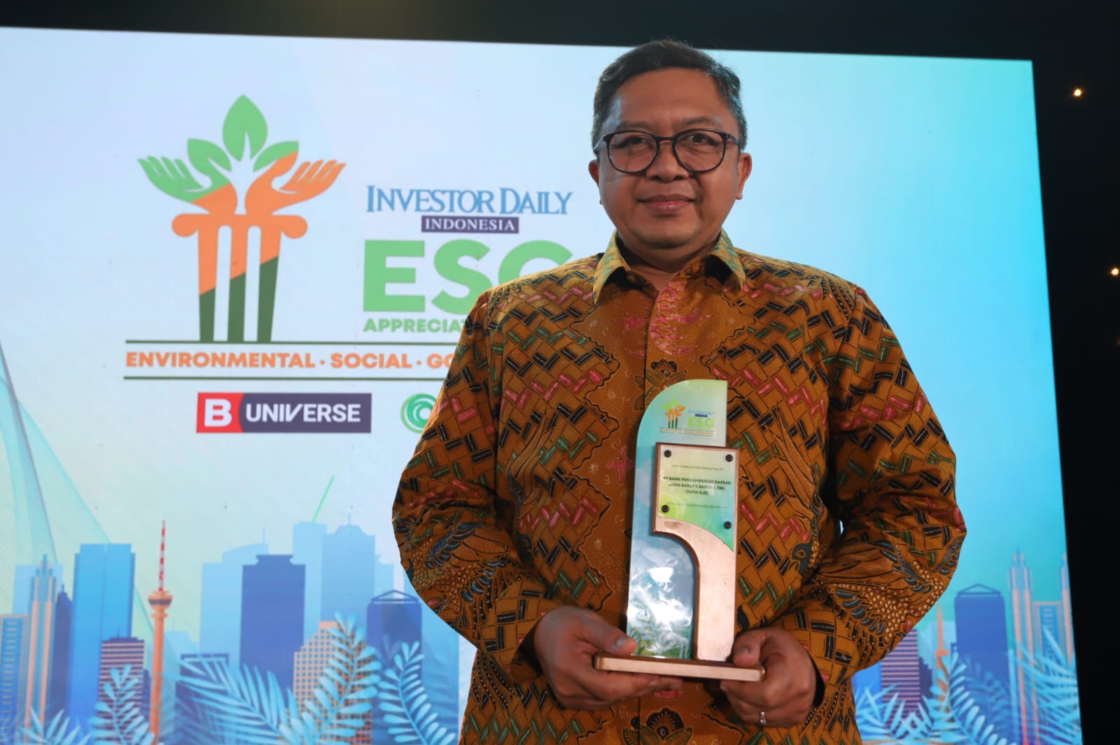 bank bjb berhasil meraih penghargaan Appreciated Governance ESG Report dari B Universe Media dalam ajang Investor Daily Indonesia ESG Appreciation Night 2024 yang diselenggarakan di The Westin Hotel, Jakarta (25/11/2024).