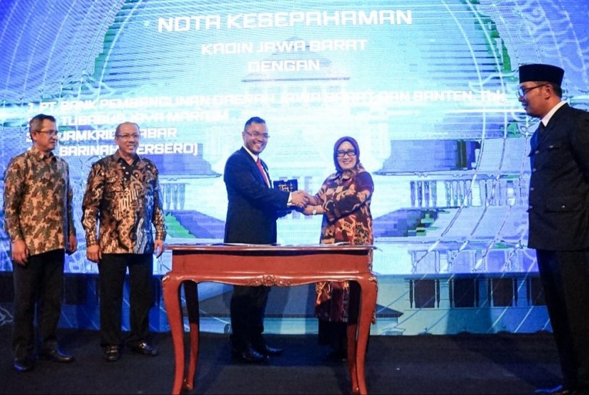  Bank BJB dan Kadin Provinsi Jabar menjalin kerja sama pemanfaatan jasa dan layanan perbankan dengan ditandai penandatanganan nota kesepahaman (MoU) kedua belah pihak di Gedung Sate, Bandung, Selasa (9/4). 