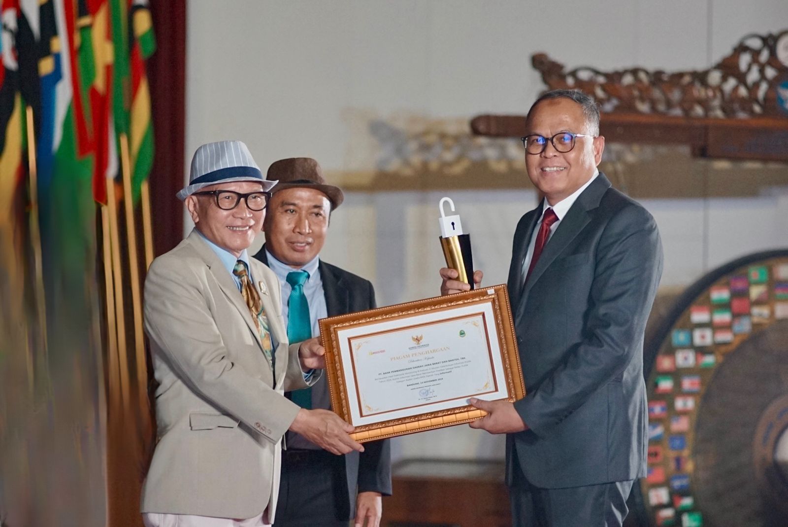 bank bjb kembali menunjukkan komitmennya dalam keterbukaan informasi dengan meraih penghargaan bergengsi Anugerah Keterbukaan Informasi Publik dari Komisi Informasi Provinsi Jawa Barat. bank bjb mendapat penghargaan dalam kategori Badan Usaha Milik Daerah (BUMD) Jawa Barat dengan Predikat Informatif.