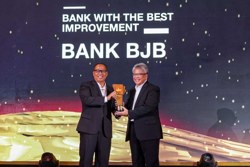 bank bjb kembali meraih penghargaan prestisius di tahun 2019, kali ini bank bjb dinobatkan sebagai Bank With The Best Improvement oleh CNBC Indonesia dalam gelaran CNBC Indonesia Award 2019 yang bertempat di The Westin Hotel, Jakarta (4/12). Penghargaan diterima langsung oleh Direktur Utama bank bjb Yuddy Renaldi. Turut hadir Founder & Chairman CT Corp. Chairul Tanjung,  Menteri Keuangan Republik Indonesia Sri Mulyani dan Wakil Presiden Republik Indonesia Periode 2014-2019 H.M. Jusuf Kalla.