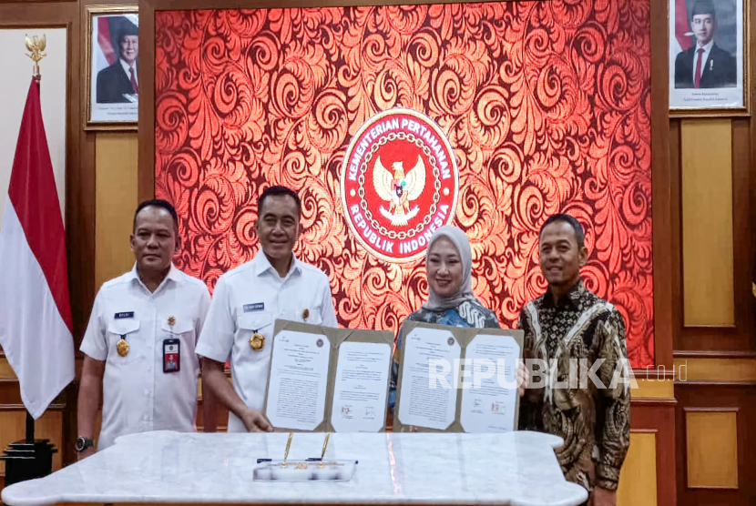 bank bjb menandatangani Nota Kesepahaman dengan Kemhan mengenai penyediaan dan penggunaan jasa layanan perbankan di lingkungan KEMHAN.