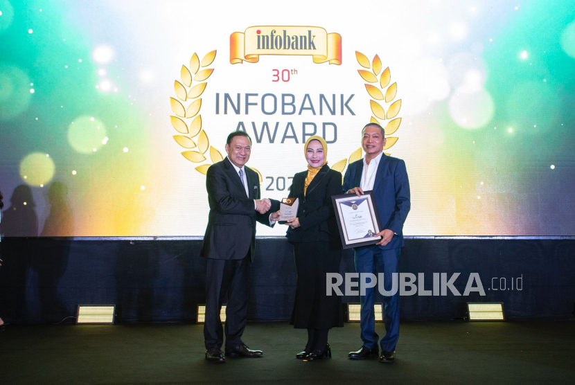 bank bjb menerima dua penghargaan bergengsi sekaligus dalam ajang 30th Infobank Banking Appreciation 2025