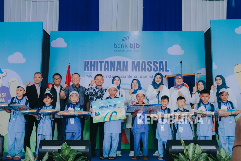 Bank bjb menggelar khitanan massal sebagai wadah mempererat hubungan dengan masyarakat.