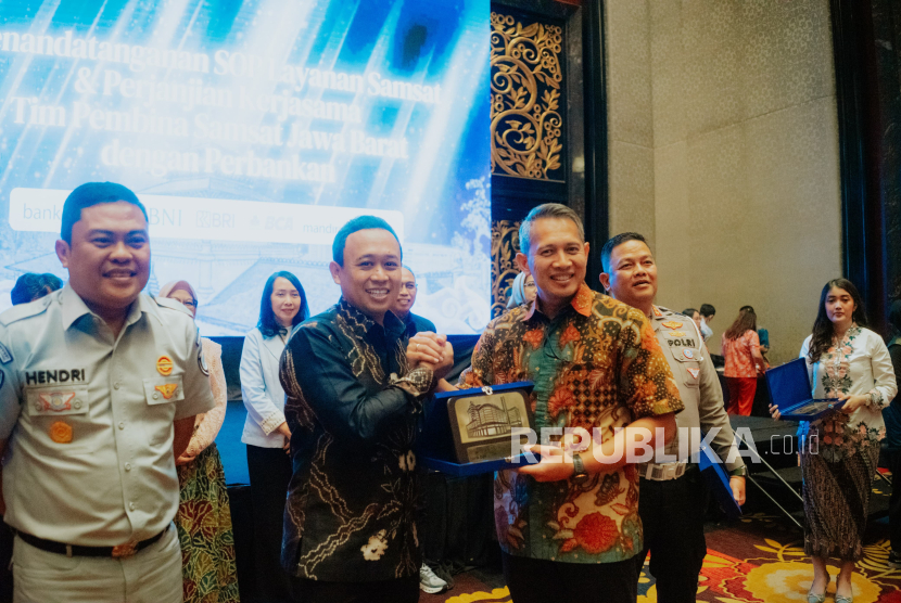 Bank bjb menyediakan layanan inovasi untuk pembayaran pajak yaitu bjb T-Samsat dan Agen Samsat bjb BiSA. Dalam konteks ini, bank bjb juga memperpajang kerja sama dengan Tim Pembina Samsat Jawa Barat pada 1 Agustus 2025.