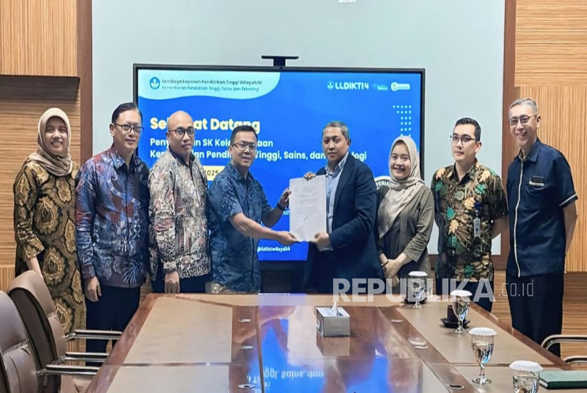 bank bjb menyerahkan bantuan beasiswa kepada mahasiswa Universitas Ekuitas Indonesia.