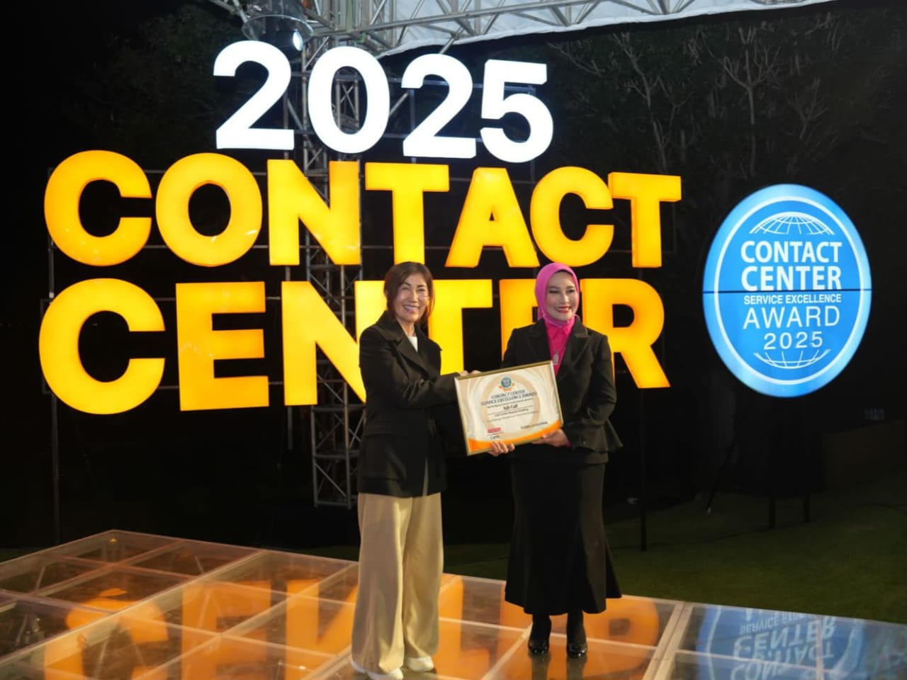  bank bjb meraih penghargaan dalam ajang Contact Center Service Excellence Award (CCSEA) 2025. Nunung Suhartini, Pemimpin Divisi Jaringan dan Layanan bank bjb menerima penghargaan tersebut, di Ayana Resort Jimbaran, Bali, Rabu (19/2/2025).