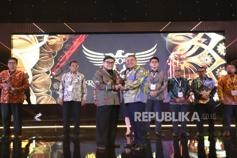 bank bjb raih penghargaan bergengsi berupa Platinum Rank dalam ajang Asia Sustainability Reporting Rating (ASRRAT) 2024.