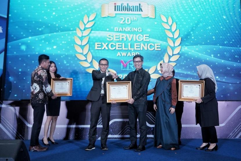 Bank bjb syariah raih tiga penghargaan dalam ajang 20th Infobank-MRI Banking Service Excellent 2023.  