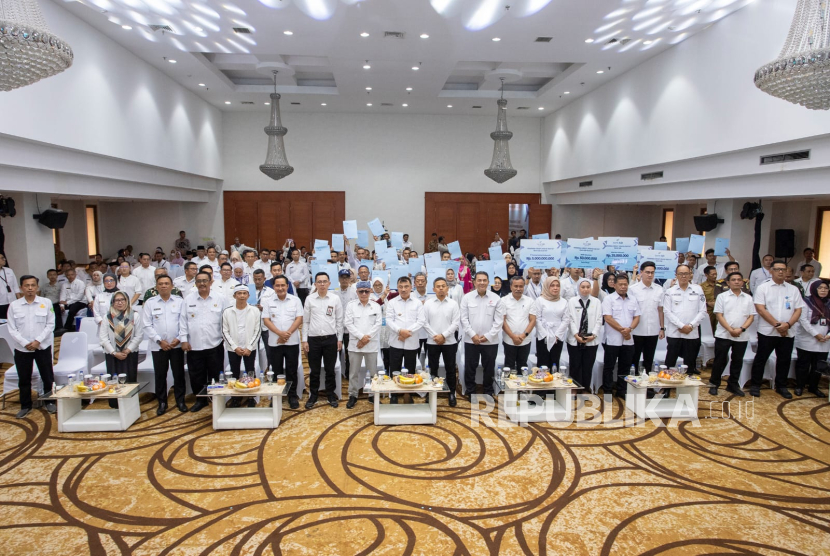Bank bjb terus memperkuat sektor UMKM dengan ikut aktif dalam akad massal 800 ribu debitur penciptaan lapangan kerja dan peluncuran kredit program perumahan yang dilakukan serentak di seluruh Indonesia, 21 Oktober 2025.