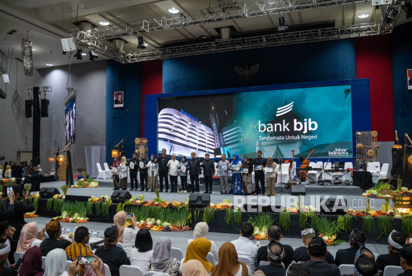 Bank bjb turut ambil bagian dalam peringatan puncak HKN-ke61, HKG PKK ke-53 serta pembinaan kepegawain yang digelar di Sasana Budaya Ganesha, Kota Bandung. 