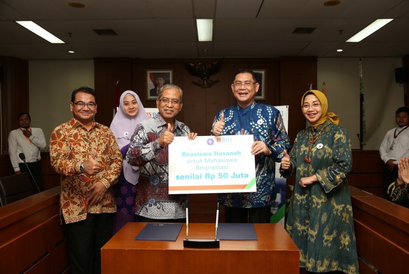 Bank BNI Syariah memberikan beasiswa kepada mahasiswa IPB dan meneken kerja sama pembayaran biaya pendidikan dengan IPB  melalui sistem Host to Host. 