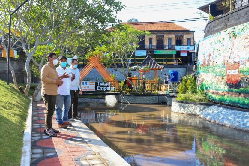 Bank BRI, berkomitmen untuk selalu memerhatikan dan mewujudkan penerapan nilai-nilai pembangunan berkelanjutan. Salah satu caranya yakni melalui pelaksanaan program BRI Peduli, yang alokasi dananya selalu meningkat dari tahun ketahun.