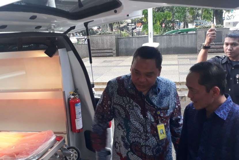 Bank Bukopin menyerahkan bantuan mobil ambulance ke ITB. Tampak Direktur Utama Bank Bukopin Eko Rachmansyah Gindo dan Rektor ITB Kadarsah Suryadi melihat mobil ambulan tersebut.