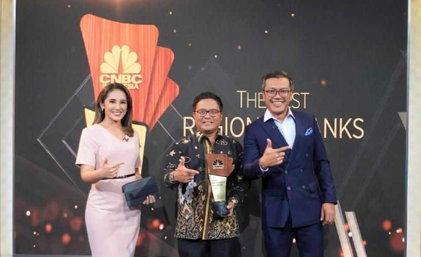 Bank DKI berhasil menyabet penghargaan sebagai The Strongest Big Regional Bank by Capital. Penghargaan yang diterima oleh Direktur Ritel & Syariah Bank DKI, Babay Parid Wazdi, diberikan dalam gelaran CNBC Indonesia Awards 2022 di Jakarta.