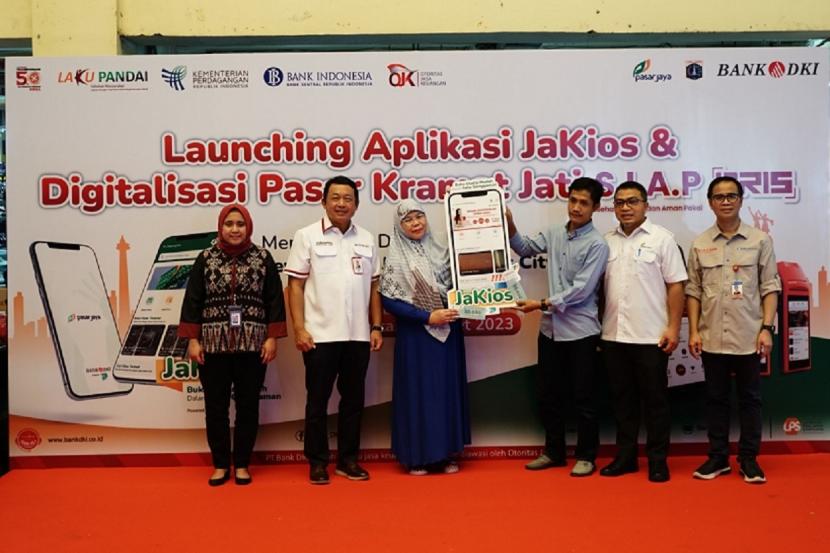 Bank DKI bersama Perumda Pasar Jaya dan PakeKTP meluncurkan aplikasi JaKios. Aplikasi ini akan memudahkan calon pedagang untuk menyewa unit kios di pasar yang berada di bawah naungan Perumda Pasar Jaya. 