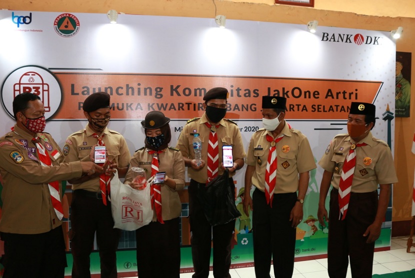 Bank DKI bersama Pramuka Kwartir Jakarta Selatan dan Pemerintah Kota Administrasi Jakarta Selatan serta Mountrash Avatar Indonesia meluncurkan komunitas JakOne Artri Pramuka Kwartir Jakarta Selatan.