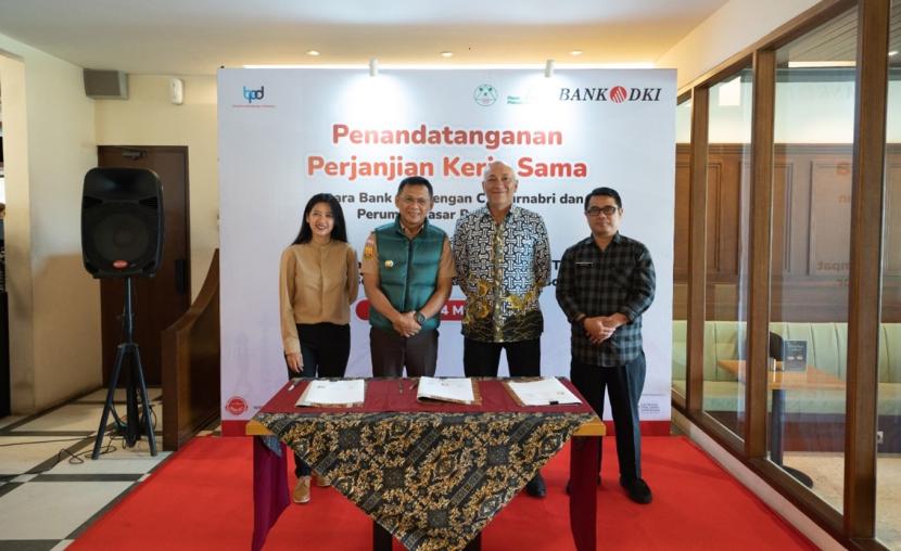 Bank DKI dan Perumda Pasar Pakuan Jaya menjalin kerja sama dukungan finansial kepada para pelaku usaha dalam mendapatkan kepemilikan tempat usaha di wilayah Pasar Sukasari Bogor. 