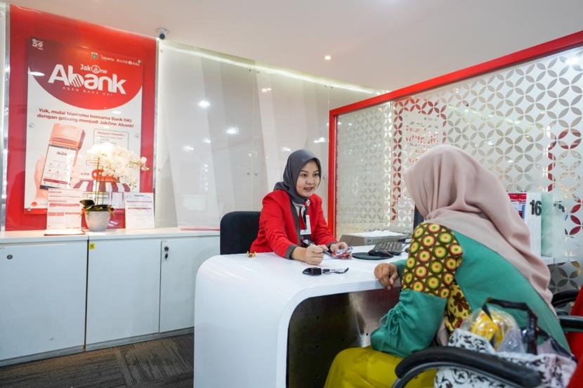 Petugas melayani nasabah di konter teller Bank DKI.