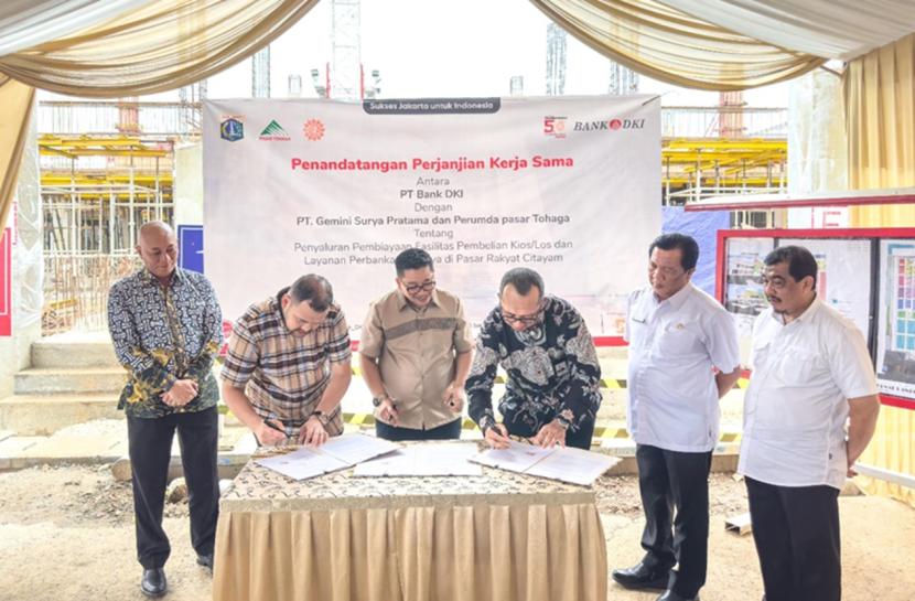 Bank DKI melalui Unit Usaha Syariah (UUS) menggandeng Perumda Pasar Tohaga dan PT Gemini Surya Pratama mendukung pengembangan sektor UMKM. Khususnya pembangunan, penataan, dan pengelolaan Pasar Rakyat Citayam, Kabupaten Bogor. 