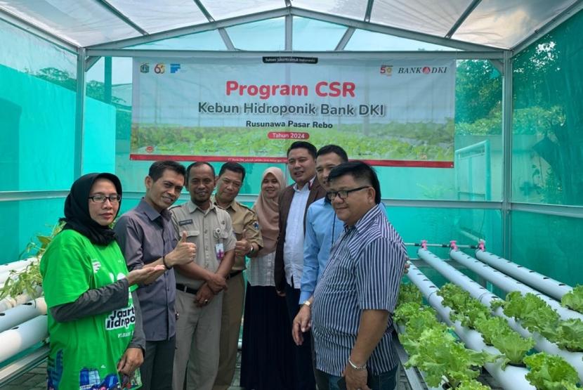 Bank DKI melanjutkan program CSR Kebun Hidroponik di rumah susun yang sudah berlangsung sejak 2017. Manajemen bank milik Pemprov DKI Jakarta ini meresmikan kebun hidroponik di Rusunawa Pasar rebo, Jakarta Timur.