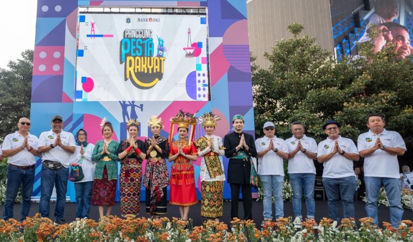 Bank DKI memanfaatkan Pesta Rakyat yang digelar di sepanjang ruas jalan Sudirman-thamrin, Jakarta, Ahad (20/10/2024) untuk mendorong perluasan literasi dan inklusi keuangan.