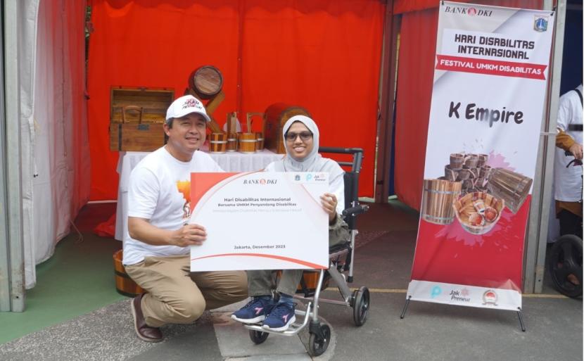 Bank DKI memberikan bantuan tambahan modal pengembangan usaha bagi Usaha Mikro Kecil dan Menengah (UMKM) milik penyandang disabilitas.