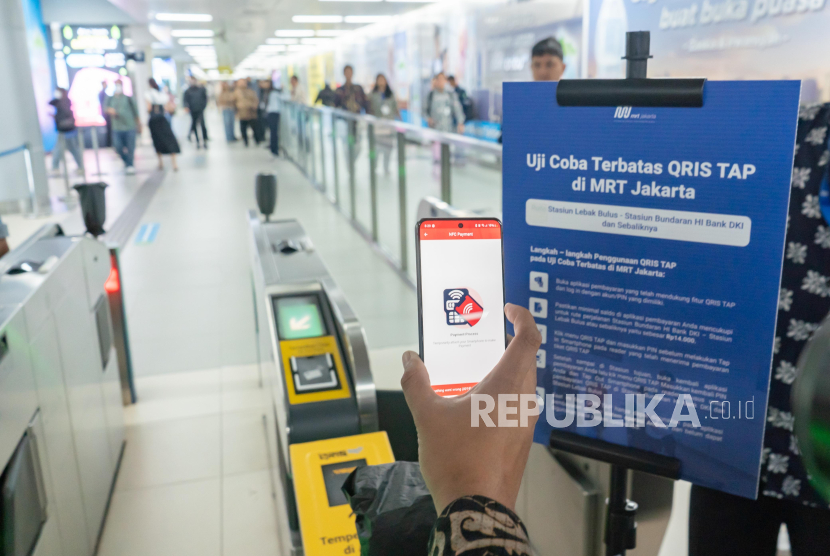 Bank DKI mengimplementasikan QRIS Tap untuk sektor transportasi melalui aplikasi JakOne Mobile.