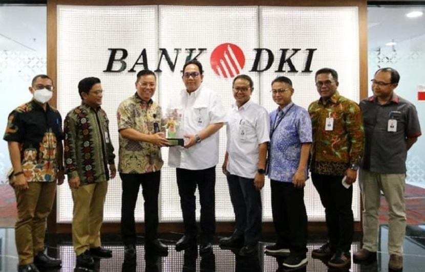 Bank DKI menyalurkan kredit modal kerja sebesar Rp 1,1 triliun kepada PT Rajawali Nusantara Indonesia (Persero) atau RNI.
