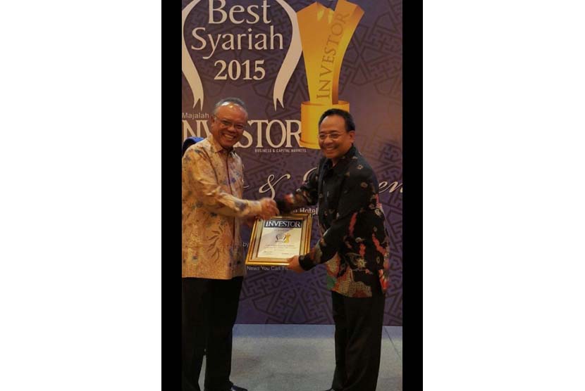 Bank DKI Syariah menerima penghargaan sebagai UUS Terbaik versi  majalah Investor.