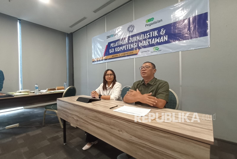 BANK EMAS PEGADAIAN Kepala Departemen Komunikasi Pegadaian Riana Rifani didampingi Pengajar Lembaga Pers Dr Soetomo Lestantya R Baskoro dalam sebuah konferensi pers di Jakarta pada Kamis (20/3/2025). Di hadapan puluhan wartawan, Juru Bicara Pegadaian menjelaskan profil bank emas yang baru beroperasi.