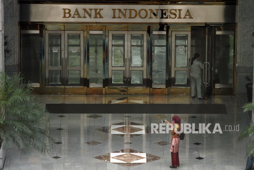 Bank Indonesia Solo menyerahkan bantuan hand sanitizer dan APD. Foto ilustrasi gedung Bank Indonesia.
