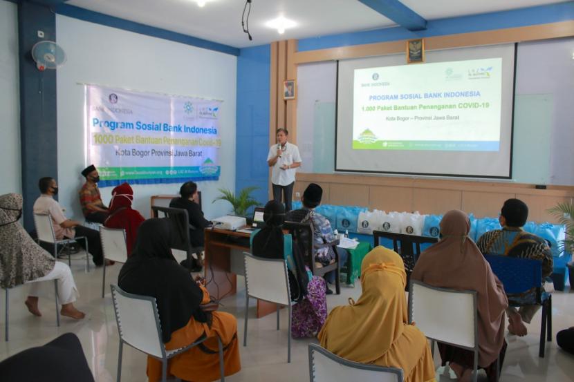 Bank Indonesia (BI) bekerjasama dengan LAZ Al Bunyan mendistribusikan Paket Sembako kepada masyarakat yang terdampak pandemik COVID-19 di Enam Kecamatan Kota Bogor. 
