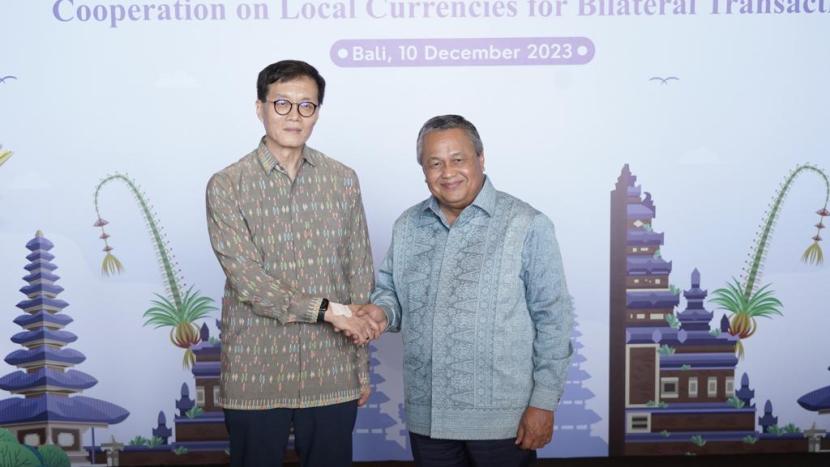 Bank Indonesia (BI) dan Bank of Korea (BOK) berkomitmen mengimplementasikan inisiatif kerja sama penggunaan mata uang lokal dalam transaksi bilateral kedua negara atau Local Currency Transaction (LCT) pada 2024.
