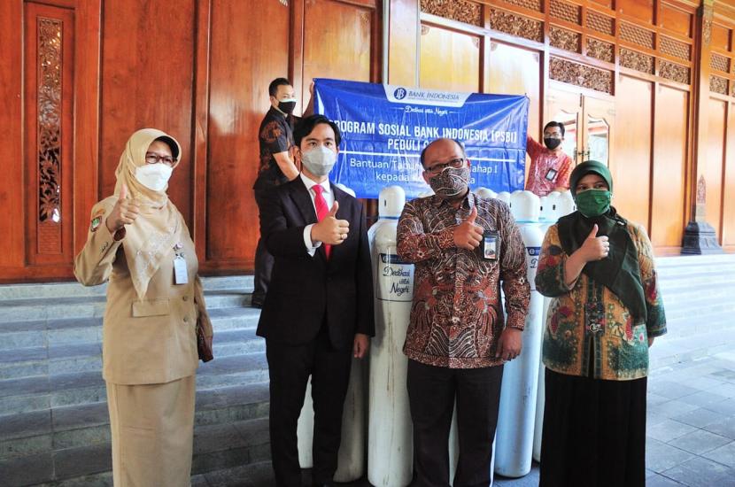 Bank Indonesia (BI) menyerahkan bantuan berupa 200 tabung oksigen kepada Pemerintah Kota (Pemkot) Solo, Senin (2/8). 