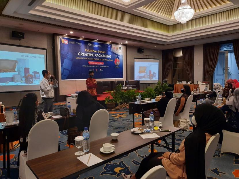 Bank Indonesia (BI) Solo bekerja sama dengan Kadin Kota Surakarta dan Dekranasda Kota Surakarta bersinergi menyelenggarakan pelatihan Creative Packaging bagi UMKM kuliner dan kerajinan, Kamis (21/10). 
