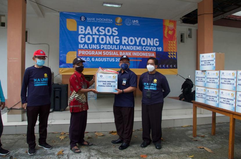 Bank Indonesia (BI) Solo berkolaborasi dengan Ikatan Keluarga Alumni (IKA) Universitas Sebelas Maret (UNS) memberikan bantuan Program Sosial Bank Indonesia (PSBI) berupa 500 paket sembako, vitamin, dan perlengkapan kesehatan kepada masyarakat, Jumat (6/8). 