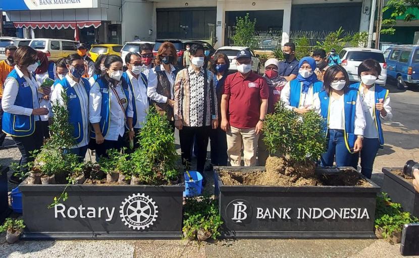 Bank Indonesia (BI) Solo berkolaborasi dengan Rotary Club Solo memberikan bantuan berupa tanaman pot untuk penghijauan di median Jalan Jenderal Urip Sumoharjo mulai dari Tugu Jam Pasar Gede sampai dengan Jembatan Penyeberangan, Selasa (24/8).