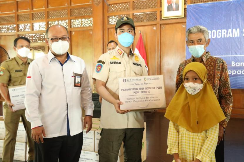 Bank Indonesia (BI) Solo memberikan bantuan berupa 2.000 paket sembako dan vitamin kepada masyarakat terdampak pandemi Covid-19 di Kota Solo, Senin (20/9). 
