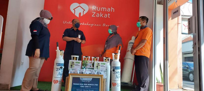 Bank Indonesia (BI) Solo memberikan bantuan Program Sosial Bank Indonesia (PSBI) Tabung Oksigen kepada Rumah Zakat (RZ) Cabang Solo untuk mendukung penanganan Covid-19, Rabu (1/9). 