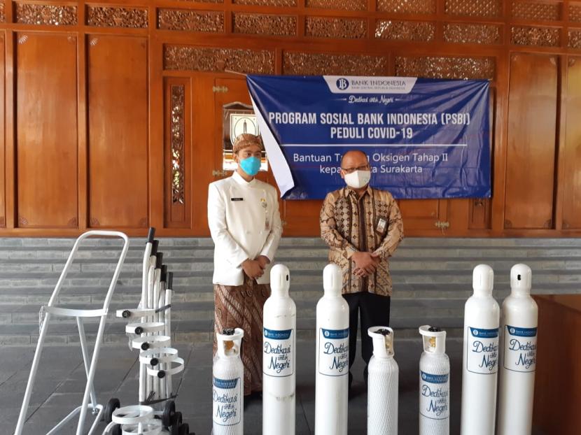 Bank Indonesia (BI) Solo menyerahkan bantuan sebanyak 50 tabung oksigen kepada Pemerintah Kota Solo untuk penanganan Covid-19, Kamis (26/8). N