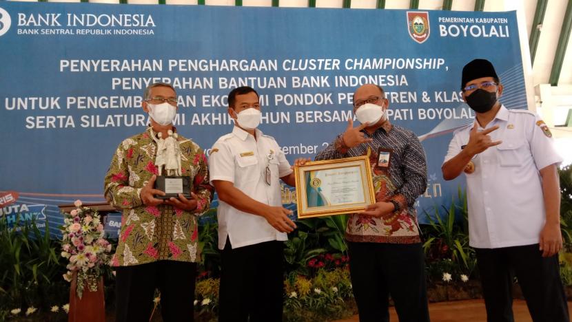 Bank Indonesia (BI) Solo menyerahkan piagam penghargaan kepada Asosiasi Petani Organik Boyolali (APOB) yang berhasil mendapatkan penghargaan sebagai Klaster Terbaik 1 di Subsektor Tanaman Pangan Tahun 2021 di ajang Program Penilaian Kinerja Klaster Pangan Strategis (Championship Cluster) 2021 yang digelar oleh Bank Indonesia, Rabu (22/12).