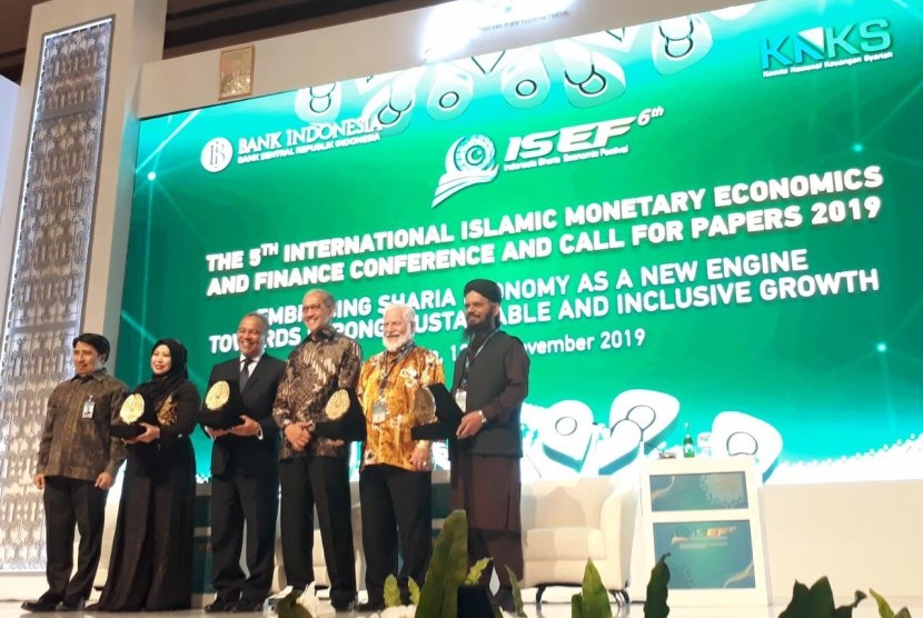 Bank Indonesia dan Komite Nasional Keuangan Syariah (KNKS) menggelar The 5th International Islamic Monetary Economics and Finance Conference (IIMEFC) 2019 dalam Islamic Sharia Economic Festival (ISEF) di Jakarta Convention Center, Senayan, Jakarta, Selasa (12/11). 